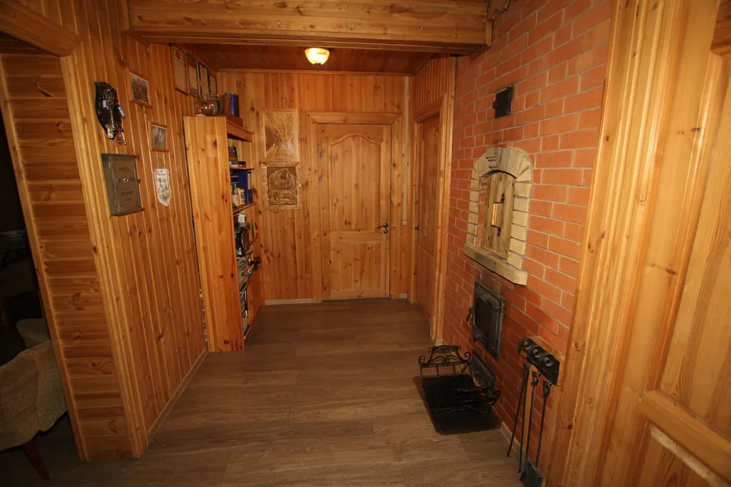 Шикарный дом находится на берегу озера, окруженный хвойным лесом