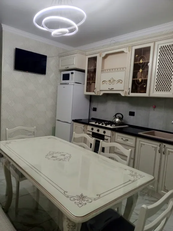 Просторная, уютная, с шикарным видом на фонтан двушка