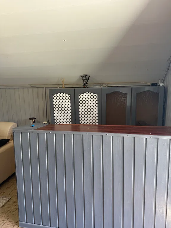 Уютная комната с видом на горы на побережье