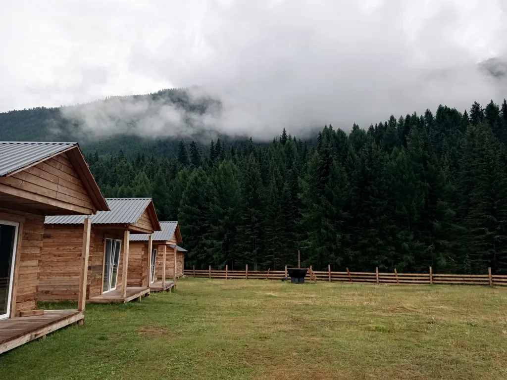 Уютный домик с видом на горную долину