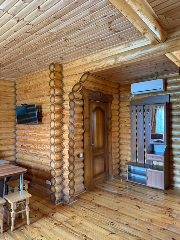 Деревянный домик возле моря