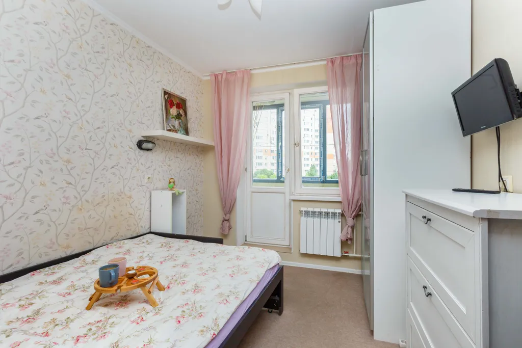 Евротрешка возле Крокус Экспо у моста к метро Мякинино