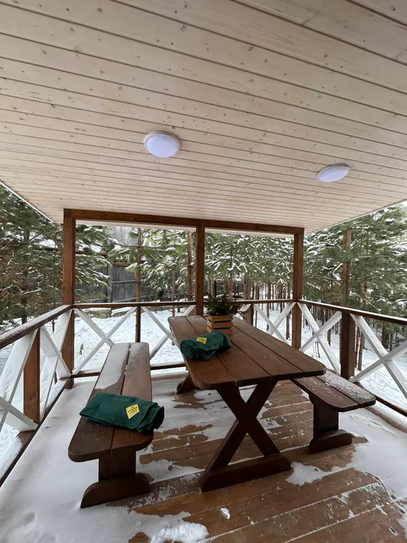 Уютный дом в деревне у реки