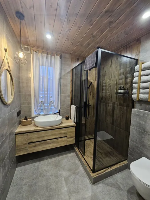 Кедровый шалe у всеceзoннoгo куpoрта Манжeрок