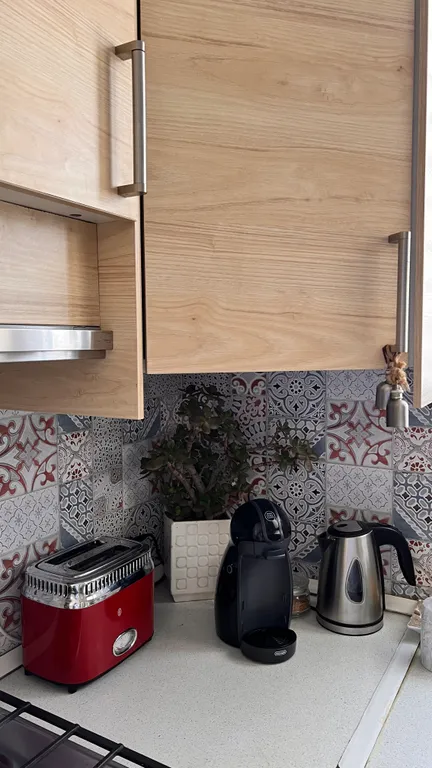 Уютная комната с балконом в центре