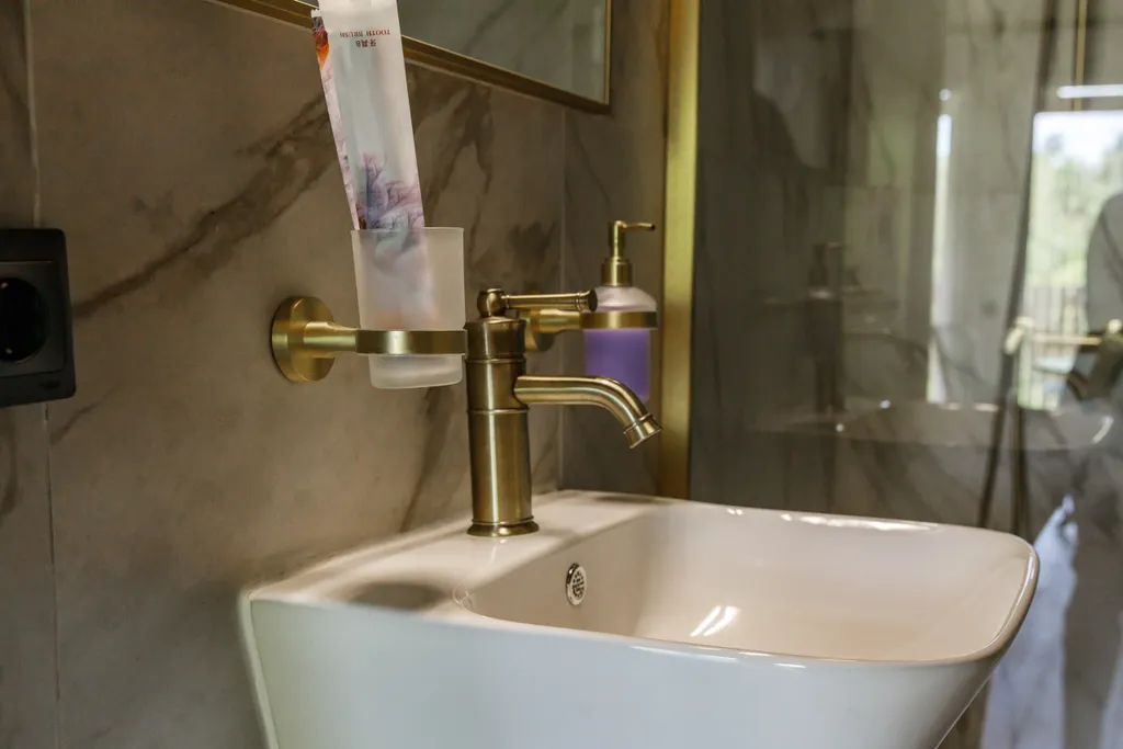 Уютный коттедж в лесу у пруда