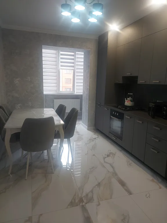 Уютная квартира в новом районе города с видом на горы