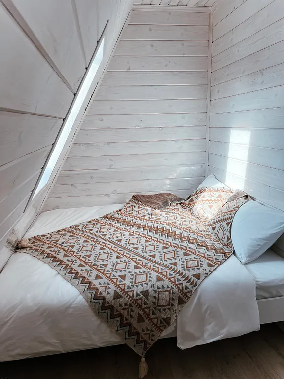 Треугольный дом на берегу озера