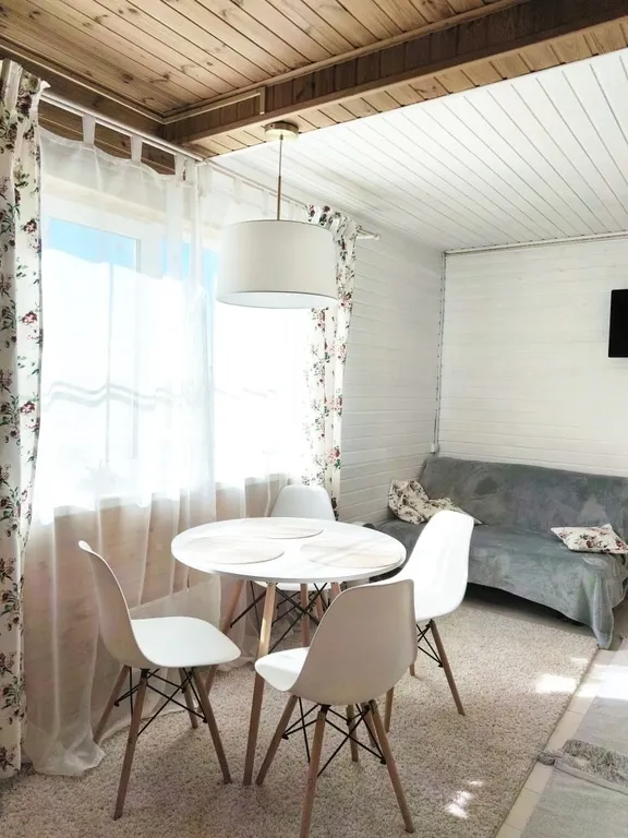 Дом в тихой деревне у озера