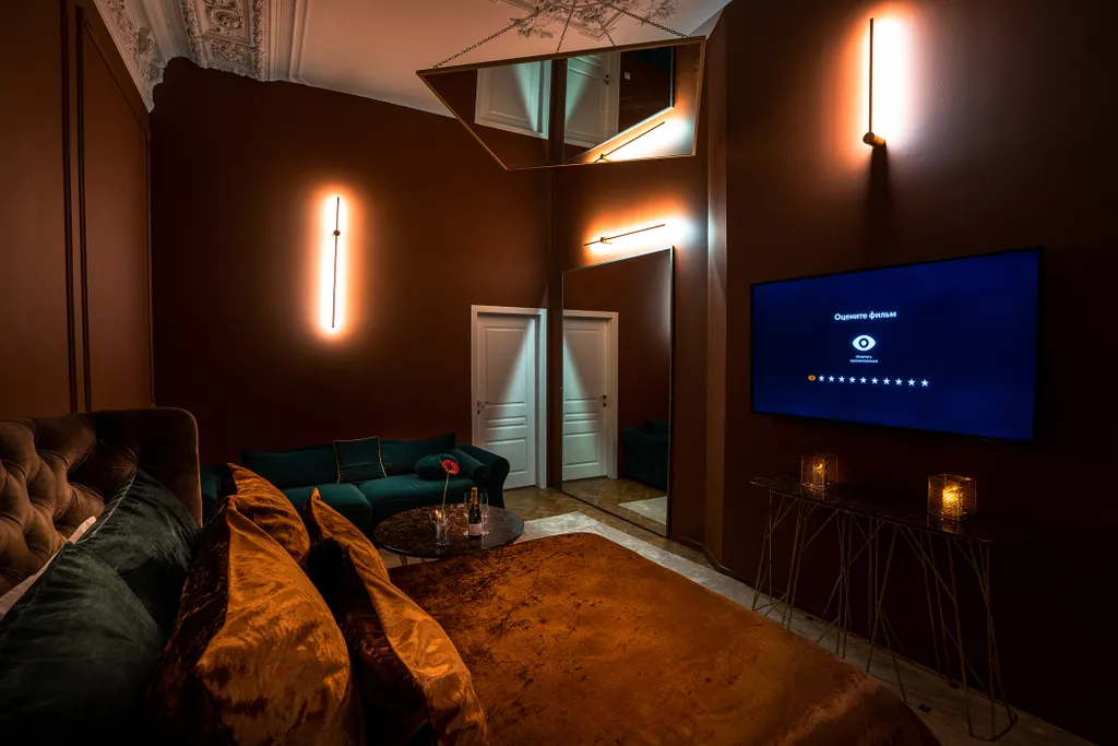 Роскошный номер класса люкс с зеркалами на стенах и потолке