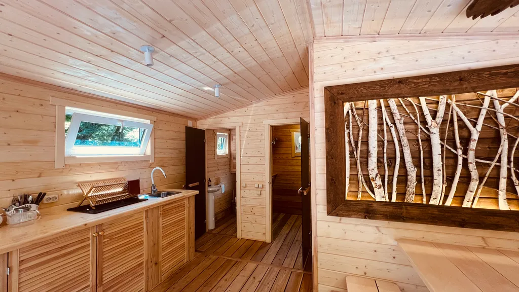 Дом с видом на лес рядом с горной рекой