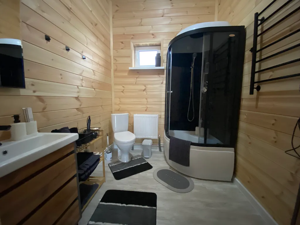 Домик у воды в окружении леса