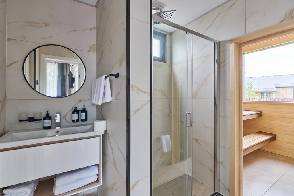 Коттедж Домик у реки в окружении сосен с камином, сауной и чаном — Семеновское