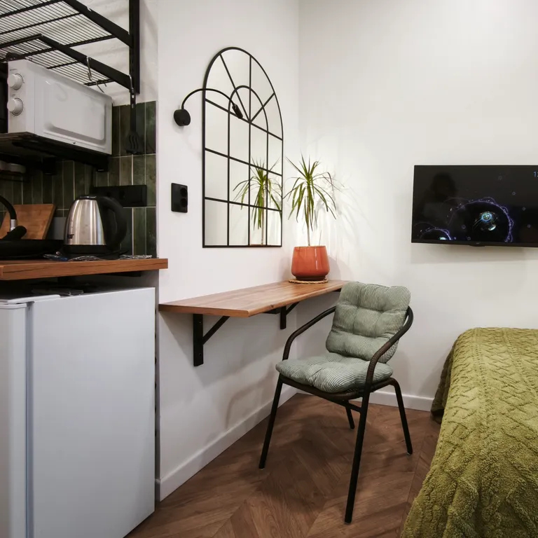 Центр. Сталинка с балконом с красивым видом на бульвар возле университа