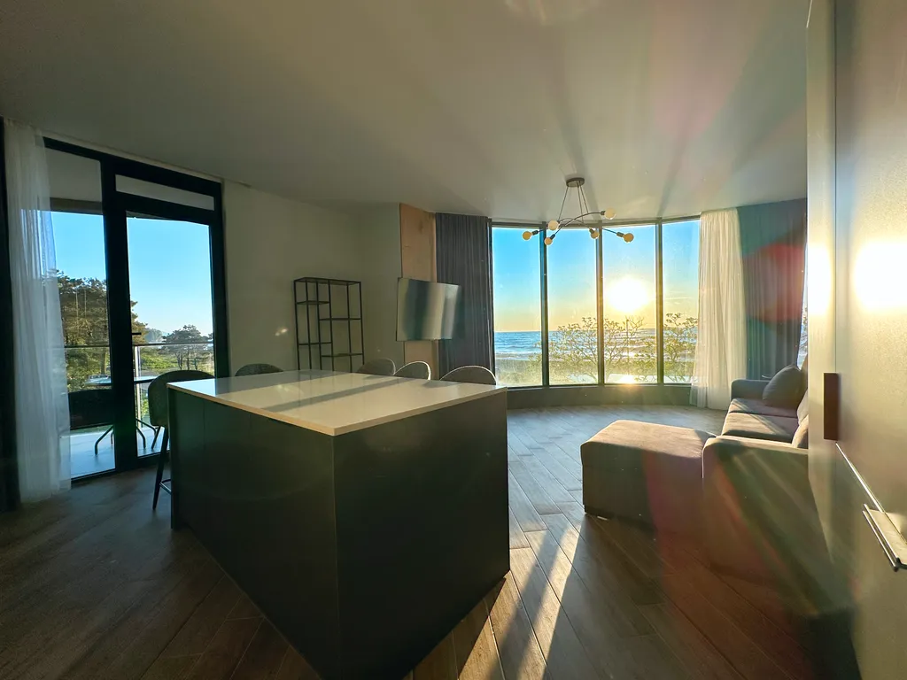 Просторный партамент с отдельной спальней  Шикарный вид на море