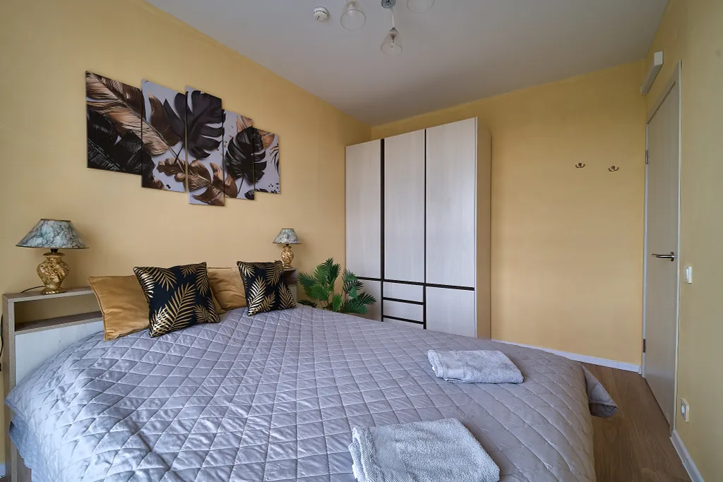 Уютная евродвушка с кроватью и диваном