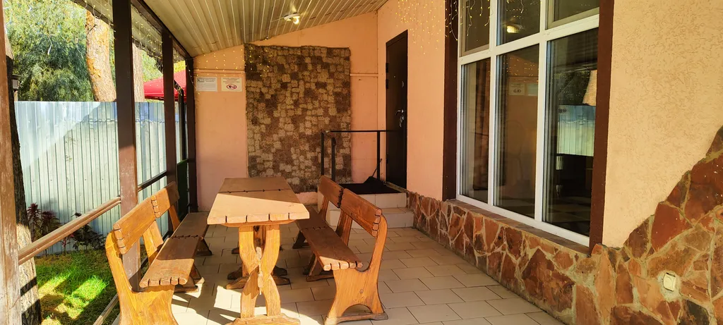 Коттеджи на берегу озера в парке