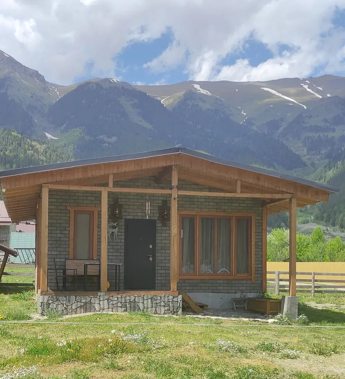 Коттедж Дом с прекрасным видом на горы и верандой — аренда посуточно в Архыз