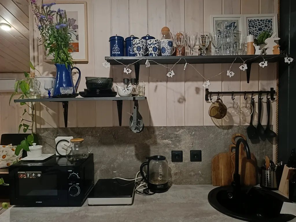 Светлый домик на опушке леса