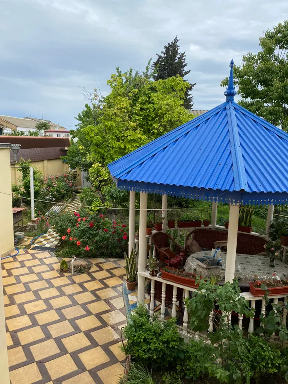 Уютная комната в частном доме с красивым садом