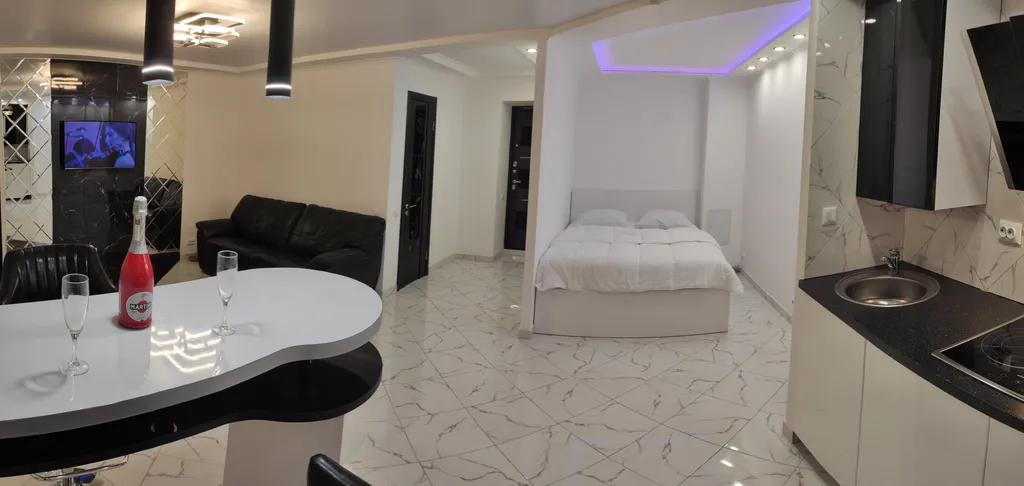 Стильные апартаменты с джакузи в центре города