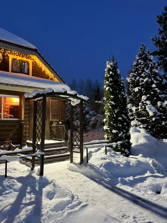 Коттедж Атмосферный дом из бревна с камином и сауной у водохранилища — Маслово