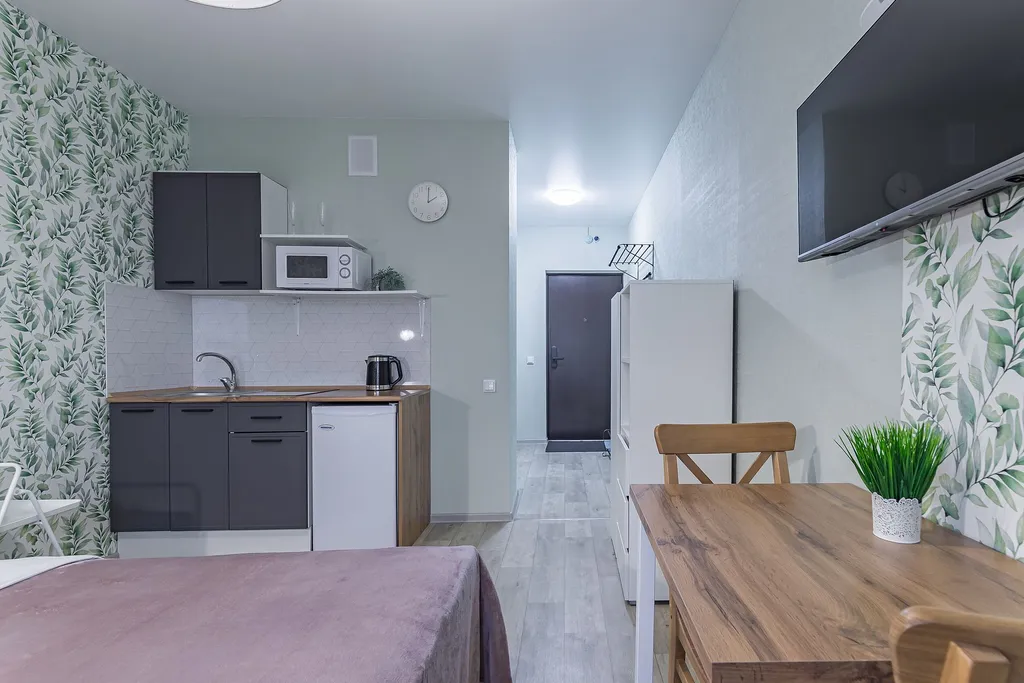 Уютная студия с качелью, у озера