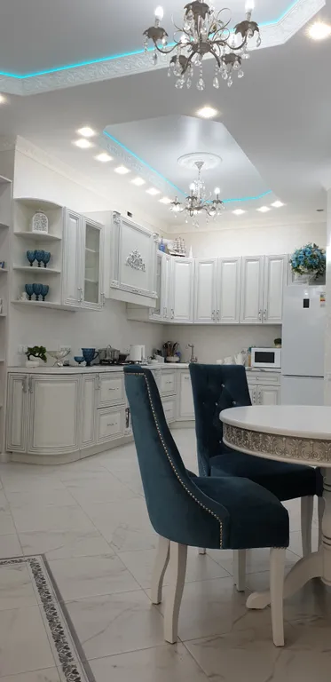 Шикарная 4-комнатная квартира у моря (Royal Apartment on Krymskaya 22)