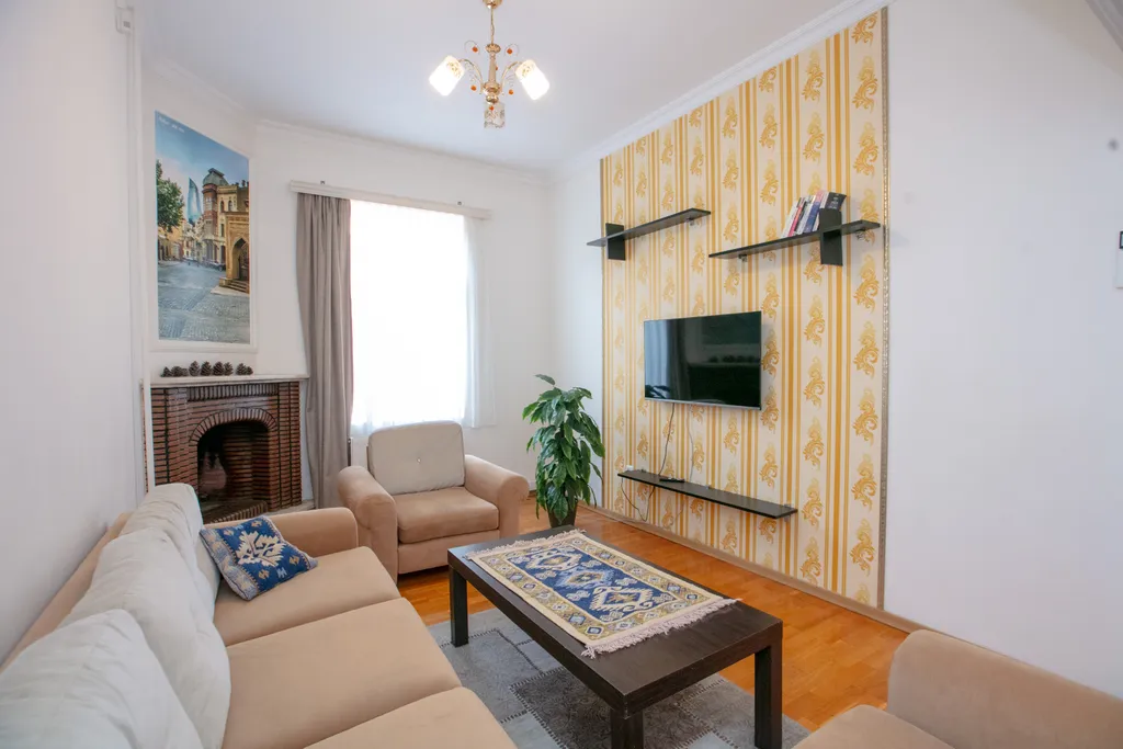 Большие семейные апартаменты Hatefi 4+1 в историческом центре Баку