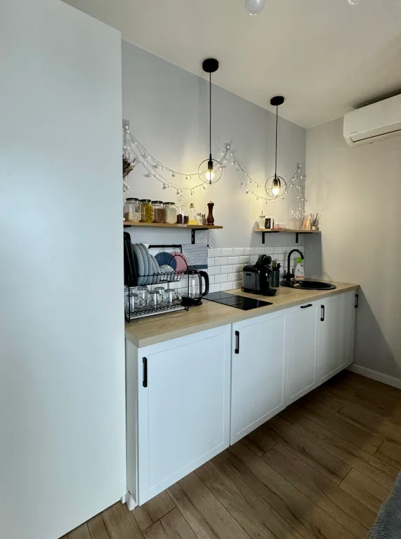 Синяя студия с панорамным окном и видом на закат