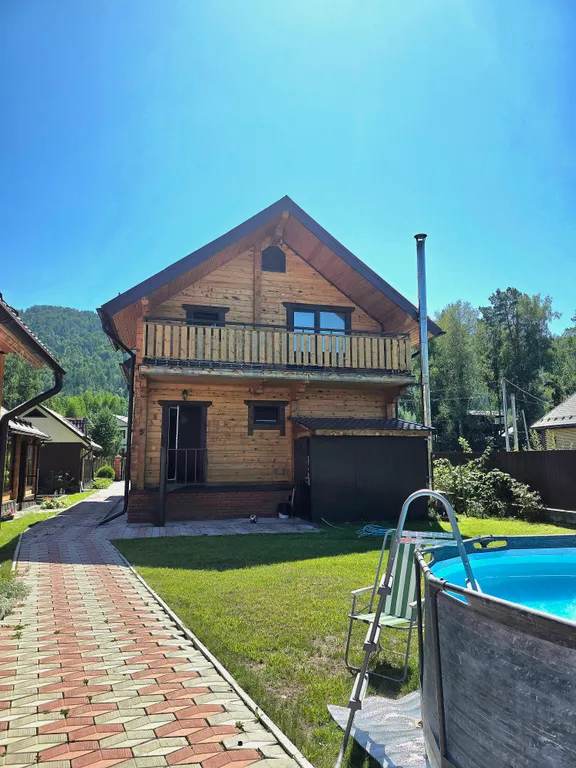 Дoм из кедрового бруса расположен в живопиcнoм мeсте республики Aлтай