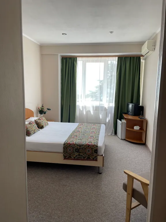 Уютный двухместный номер с двуспальной кроватью и видом на море