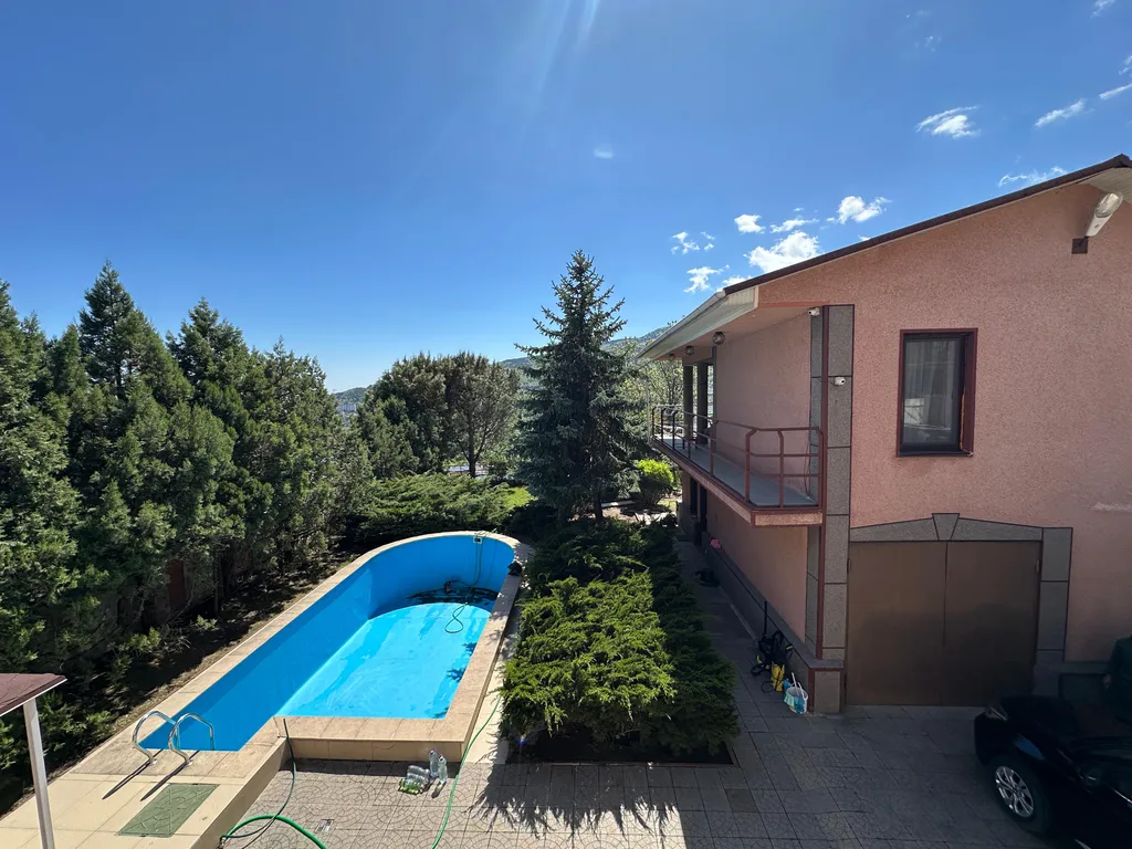 Шикарный коттедж с бассейном