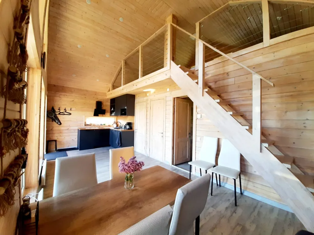 Дом с панорамными окнами и видом на озеро