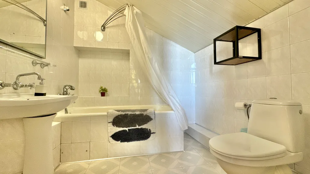 Дом у моря с личным парком, бассейном и сауной