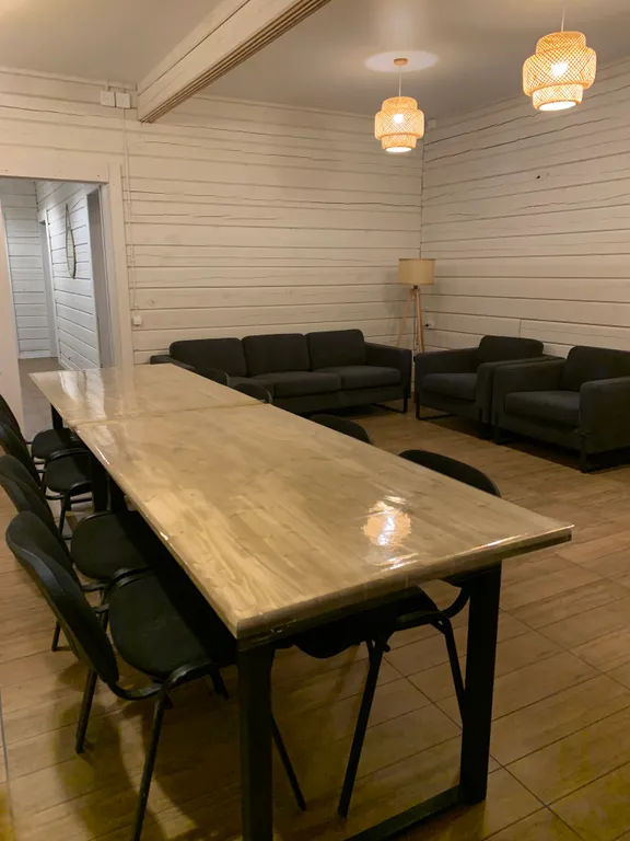 Уютный дом на самом берегу реки