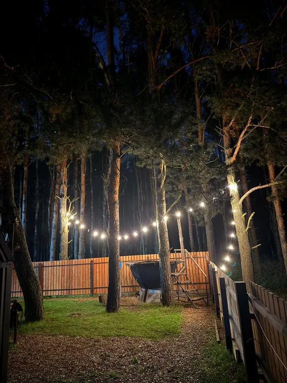 Большой треугольный домик с камином, с ванной у окна с видом на лес