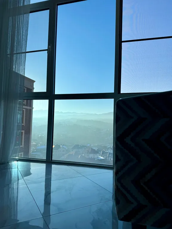 Космический вид из панорамных окон на горы