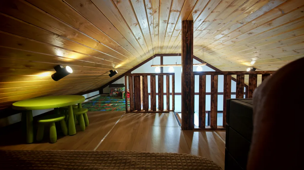 Дома и бани на берегу озера