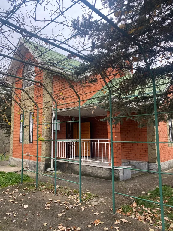 Дом на берегу реки