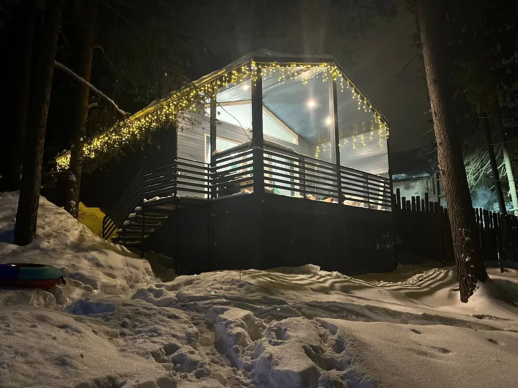 Дом в черте города в лесу