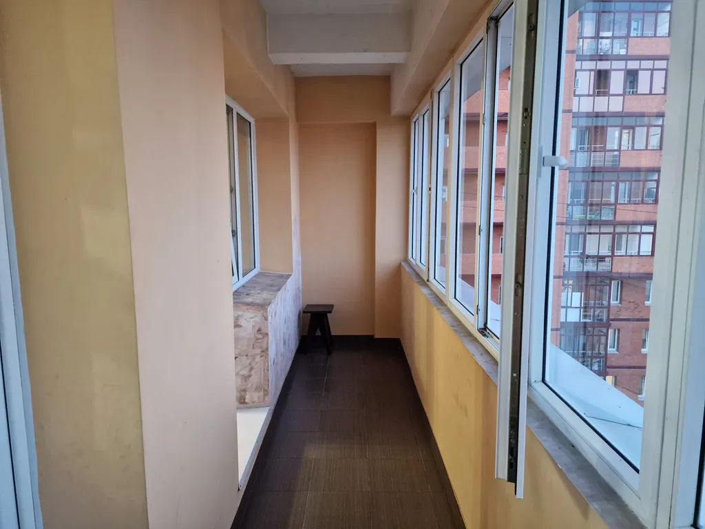 В новостройке на 11ом этаже с большой кухней и видом на плотину ГЭС!