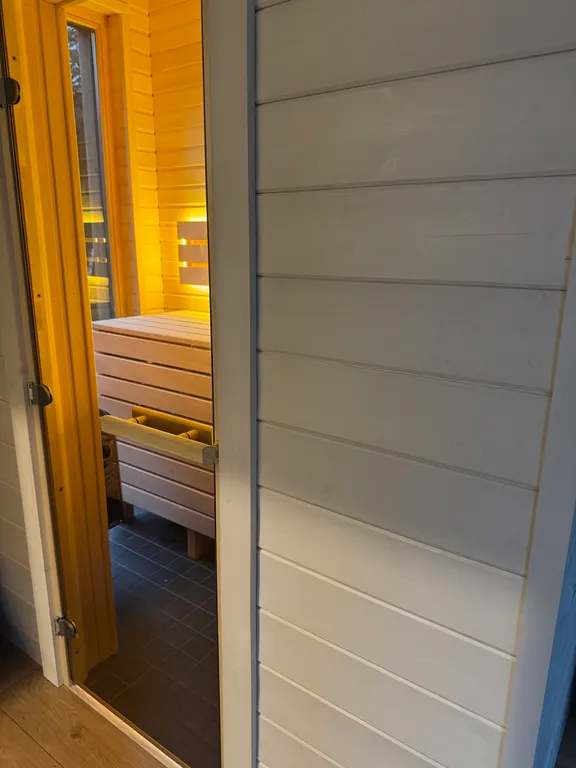 Дом в лесу рядом с озером