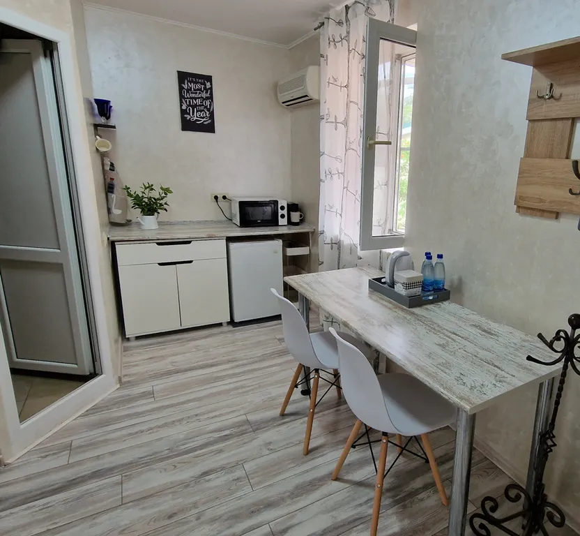 Квартира Квартира Просторная студия с балконом на тихой улице — Геленджик