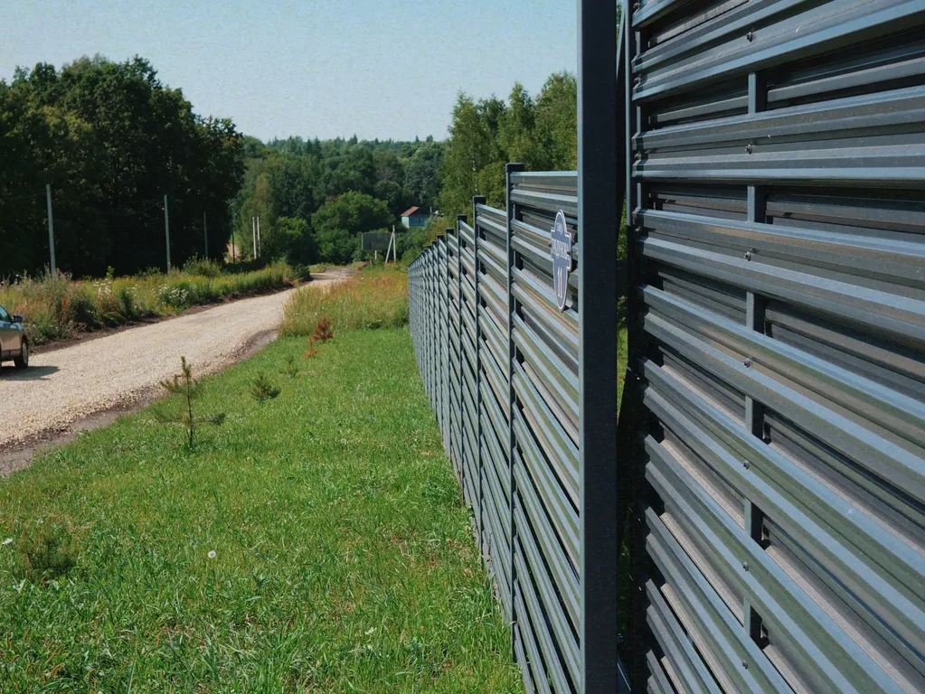 Современный уютный дом с видом на лес