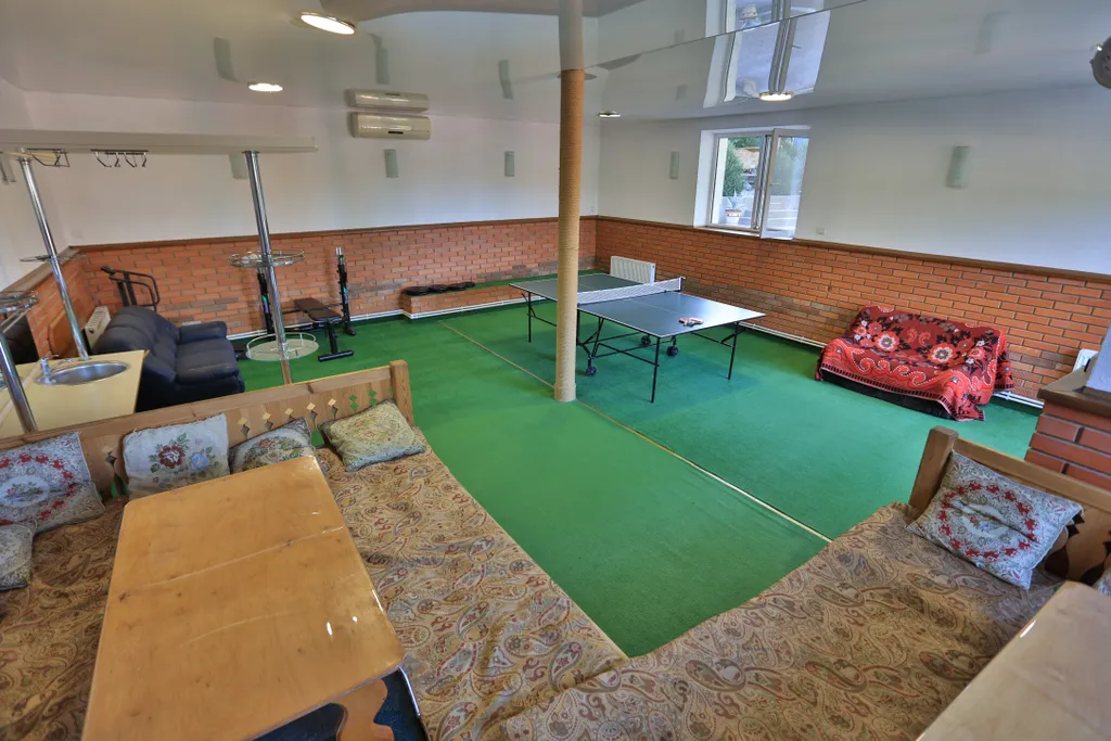 Коттедж Добротный кирпичный дом со своим двором в усадьбе Можжевеловый дворик — Айвовое