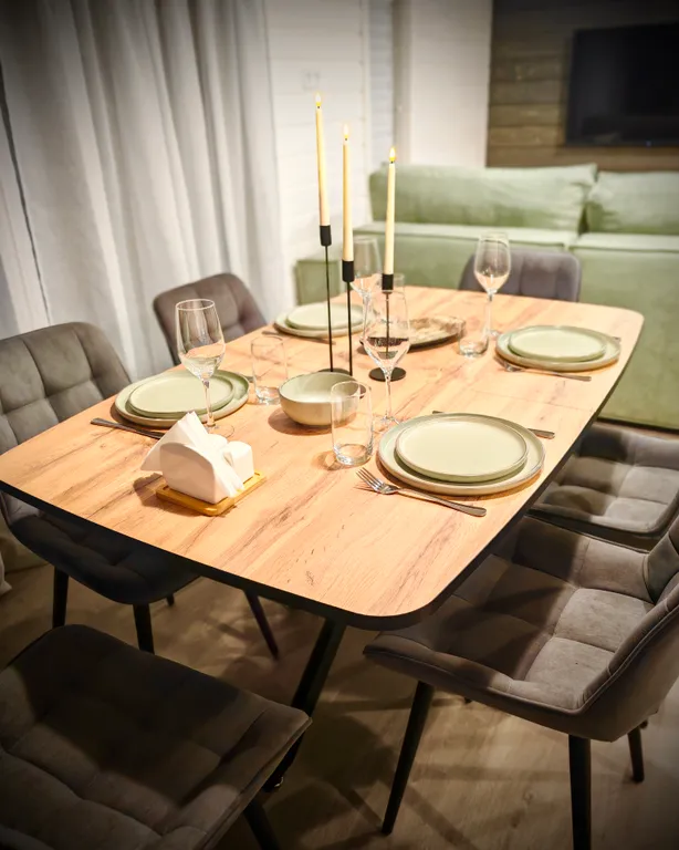 Дом у реки в сосновом лесу