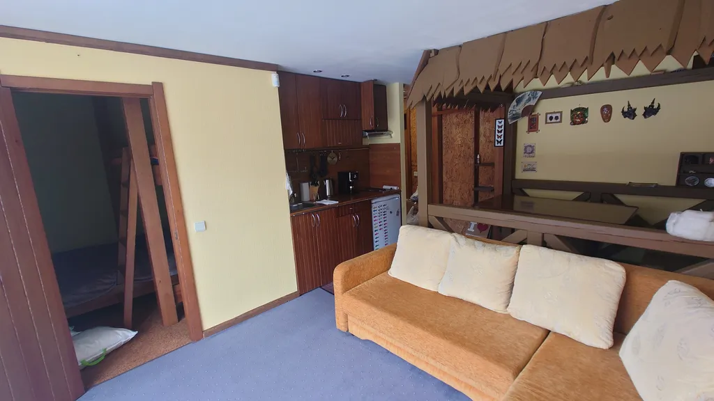 Студия 2 комнаты. 
5 спальных мест. В центре посёлка.