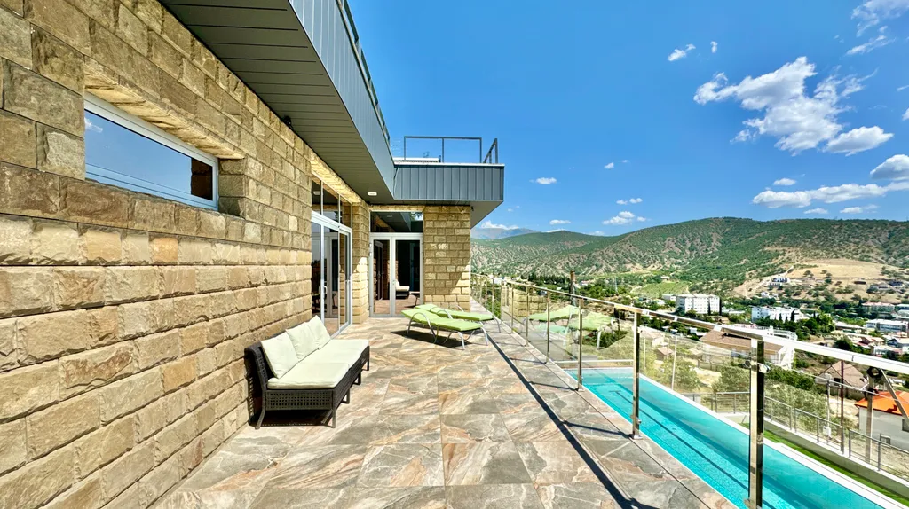 Дом с видом на горы и море