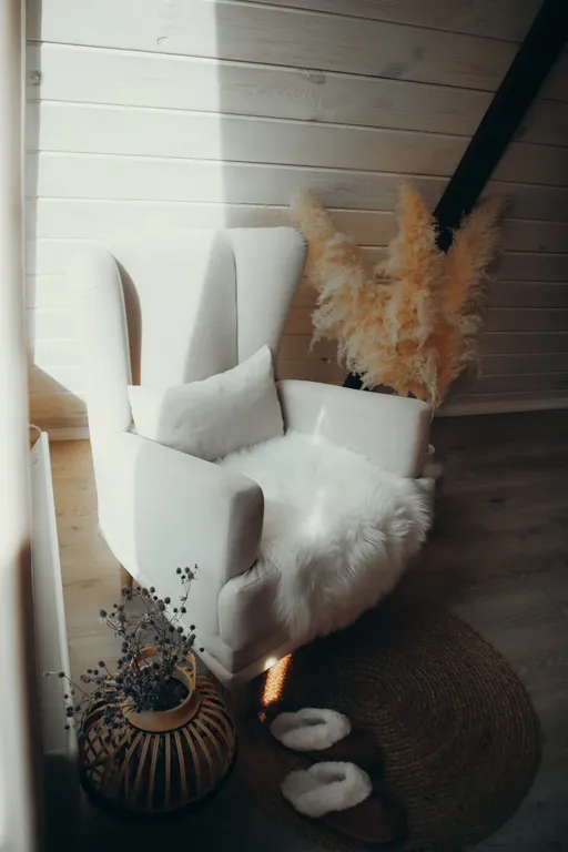 Треугольный дом на берегу озера